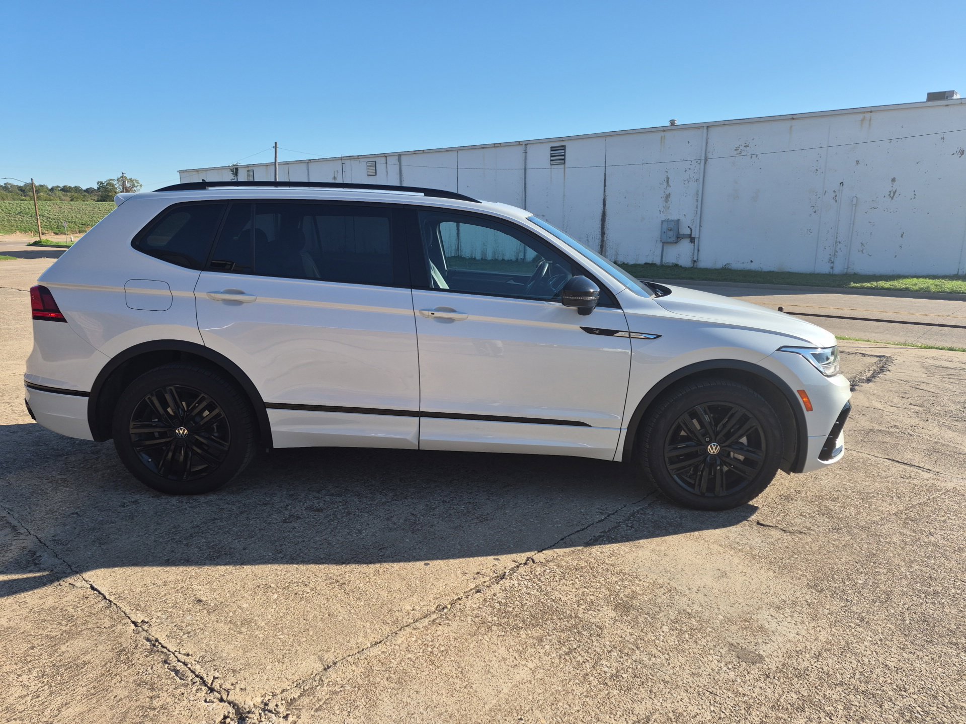 Used 2022 Volkswagen Tiguan SE R-Line FWD image 4