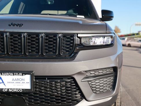 New 2025 Jeep Grand Cherokee Altitude image 5