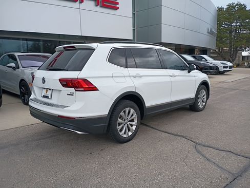 Used 2018 Volkswagen Tiguan SE w/ Panoramic Sunroof Package image 2