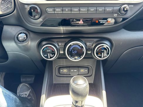 Used 2022 Hyundai Venue Limited FWD image 25