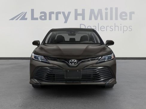 Used 2018 Toyota Camry LE image 4