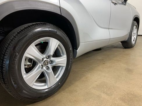 Used 2024 Toyota Highlander LE AWD/4WD image 9