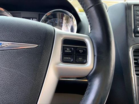 Used 2014 Chrysler Town & Country Touring w/ Trailer Tow Group image 23