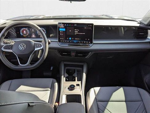 New 2025 Volkswagen Tiguan SE image 13