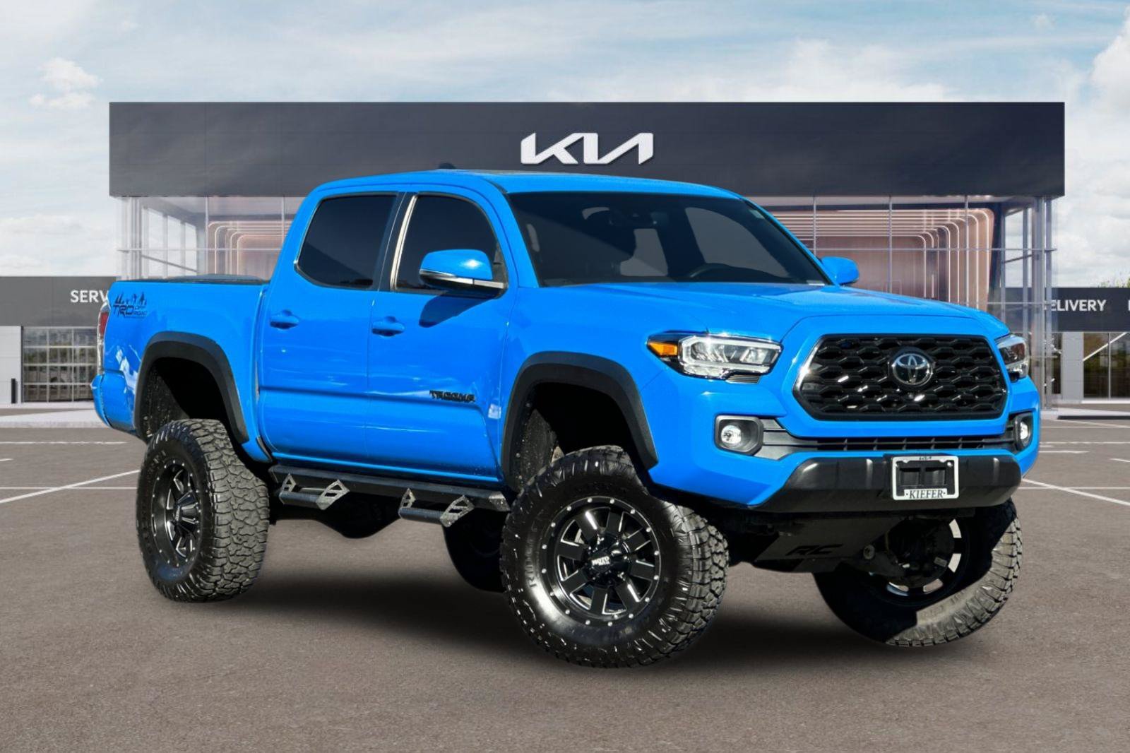 Used 2020 Toyota Tacoma TRD Off-Road w/ TRD Premium Off Road Package AWD/4WD image 2