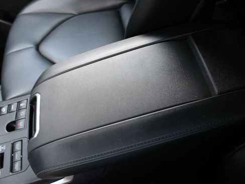 Used 2024 Toyota Highlander XLE AWD/4WD image 46