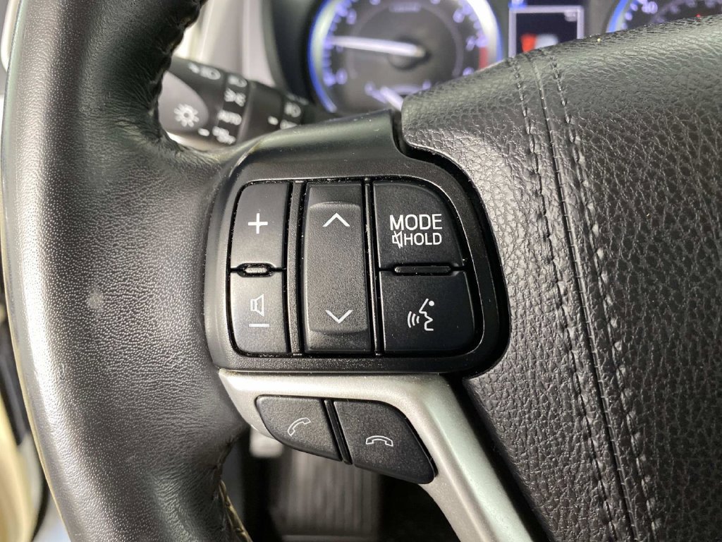Used 2019 Toyota Highlander XLE AWD/4WD image 18