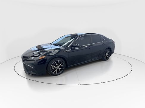 Used 2023 Toyota Camry SE image 4