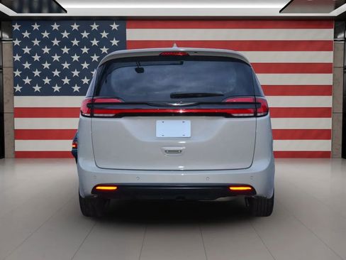 Used 2021 Chrysler Pacifica Touring w/ S Appearance Package FWD image 12