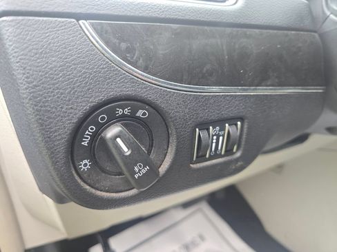 Used 2014 Chrysler Town & Country Touring FWD image 15