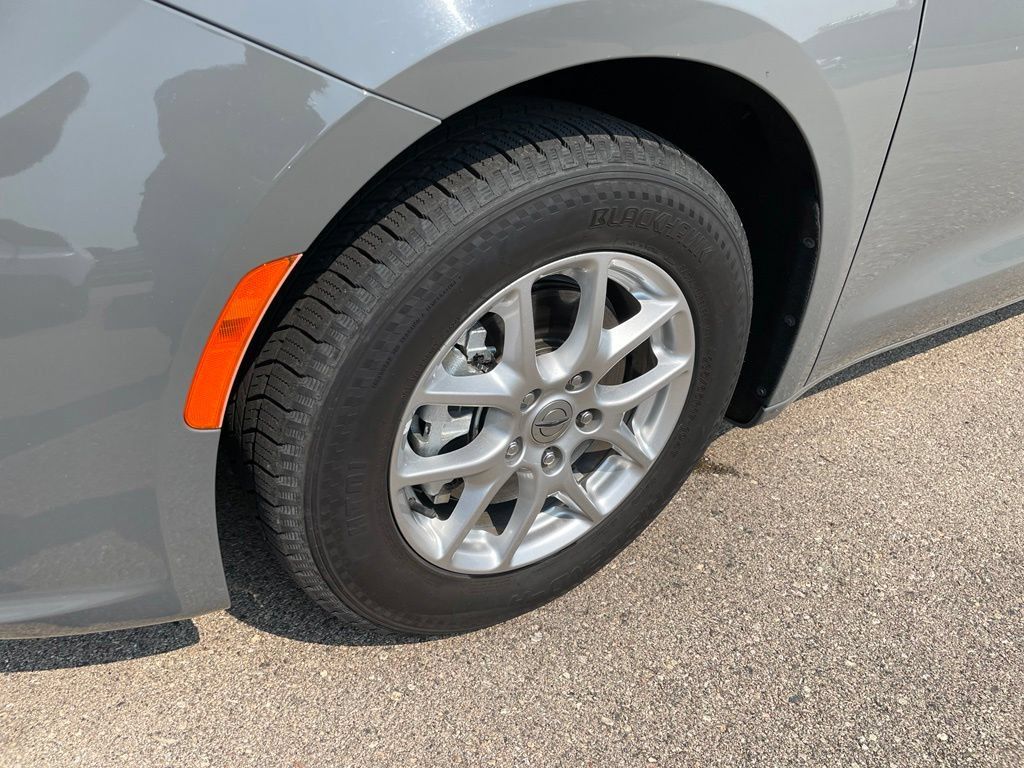 Used 2023 Chrysler Pacifica Touring-L FWD image 3