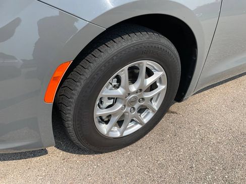 Used 2023 Chrysler Pacifica Touring-L FWD image 3