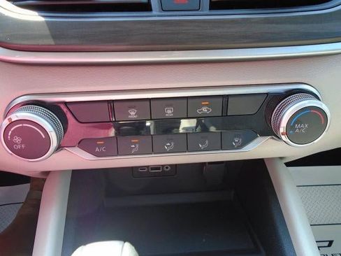 Used 2025 Nissan Altima 2.5 SV FWD image 12
