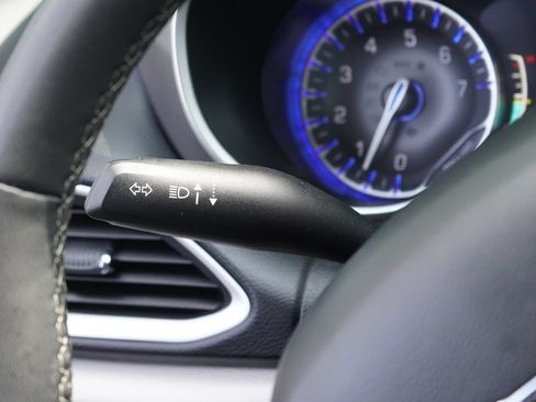 Used 2024 Chrysler Pacifica Touring-L FWD image 16