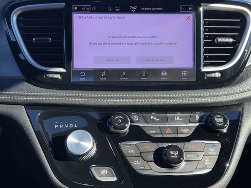 Used 2023 Chrysler Pacifica Touring-L w/ S Appearance Package image 23