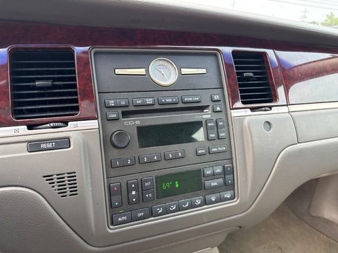 Used 2005 Lincoln Town Car Signature Limited RWD image 15