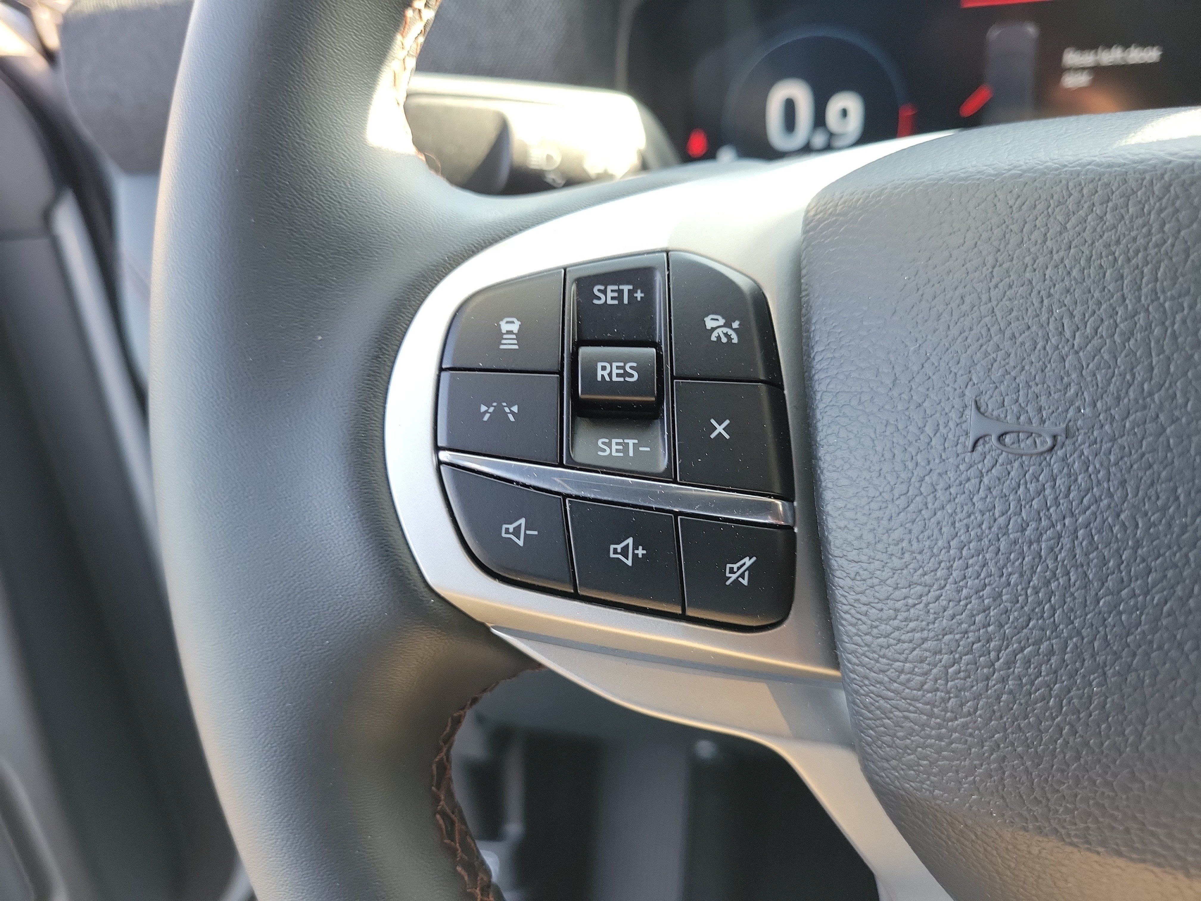 Used 2026 Ford Explorer Active AWD/4WD image 5