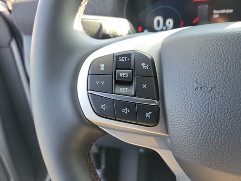 Used 2026 Ford Explorer Active AWD/4WD image 5