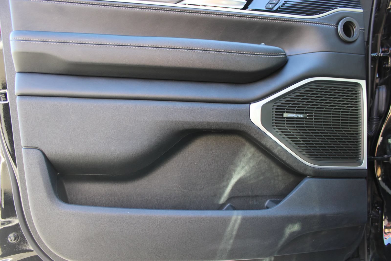 Used 2024 Jeep Wagoneer L Series II RWD image 7