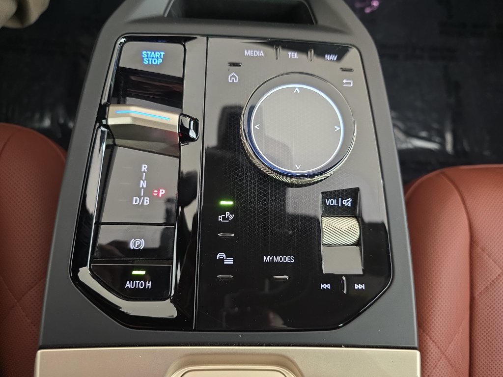 Certified 2024 BMW iX xDrive50 AWD/4WD image 25