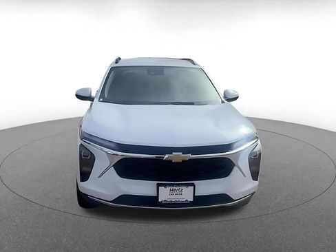 Used 2025 Chevrolet Trax LT w/ LT Convenience Package FWD image 4