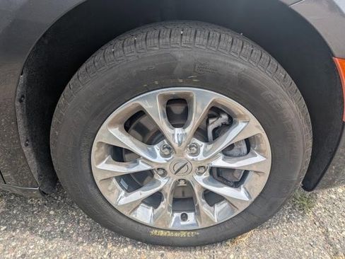 Used 2021 Chrysler Pacifica Touring-L image 25