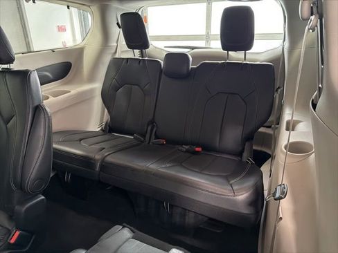Used 2022 Chrysler Pacifica Touring-L image 29