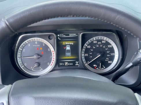 Used 2018 Nissan Titan SV w/ SV Convenience Package image 19