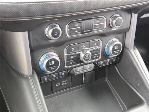 Used 2023 GMC Yukon XL SLT AWD/4WD image 16