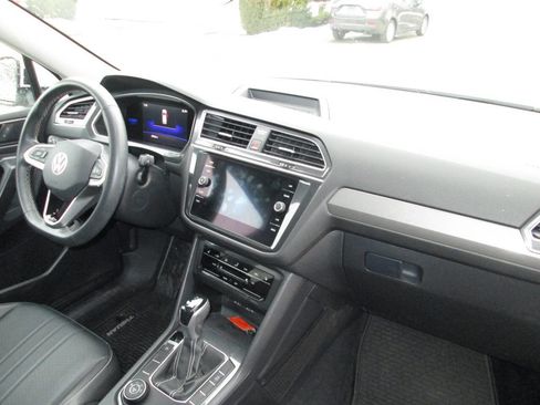 Used 2022 Volkswagen Tiguan SE w/ Panoramic Sunroof Package image 22