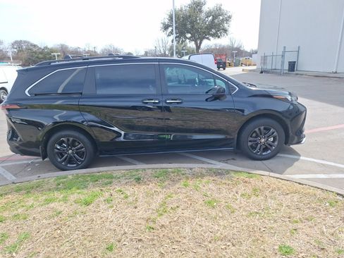 Used 2024 Toyota Sienna XLE Woodland Edition image 7