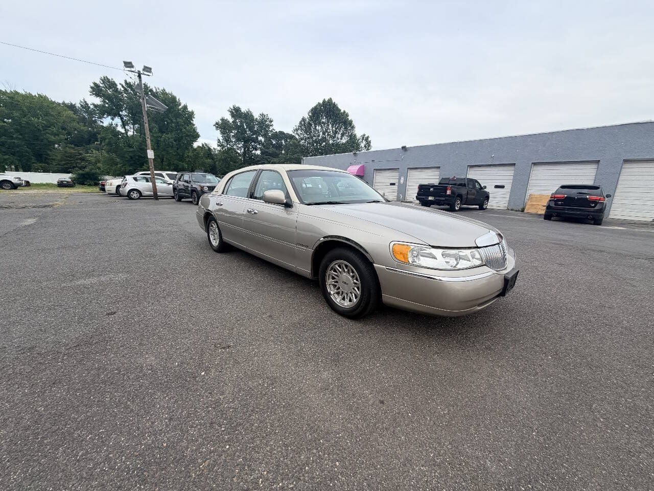Used 1999 Lincoln Town Car Signature RWD image 21