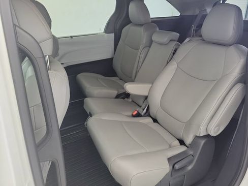 Used 2025 Toyota Sienna XLE FWD image 15