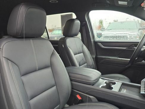 Used 2024 GMC Acadia Elevation image 13