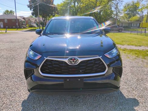 Used 2023 Toyota Highlander L FWD image 2