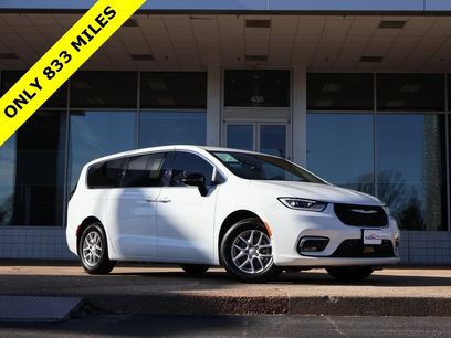 Used 2026 Chrysler Pacifica Select