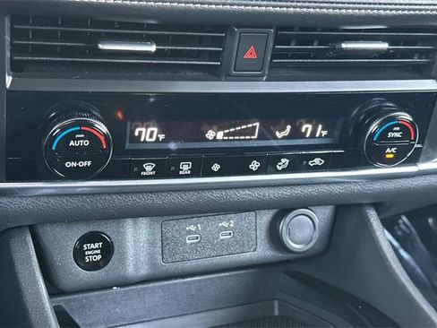 Used 2024 Nissan Rogue SV image 17