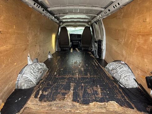 Used 2010 Chevrolet Express 2500 Extended image 14