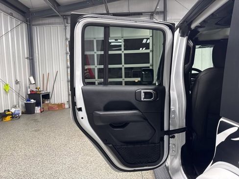 Used 2019 Jeep Wrangler Unlimited Sahara image 16