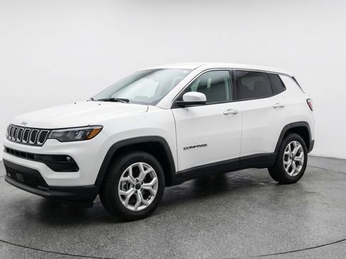 Used 2025 Jeep Compass Latitude AWD/4WD image 3