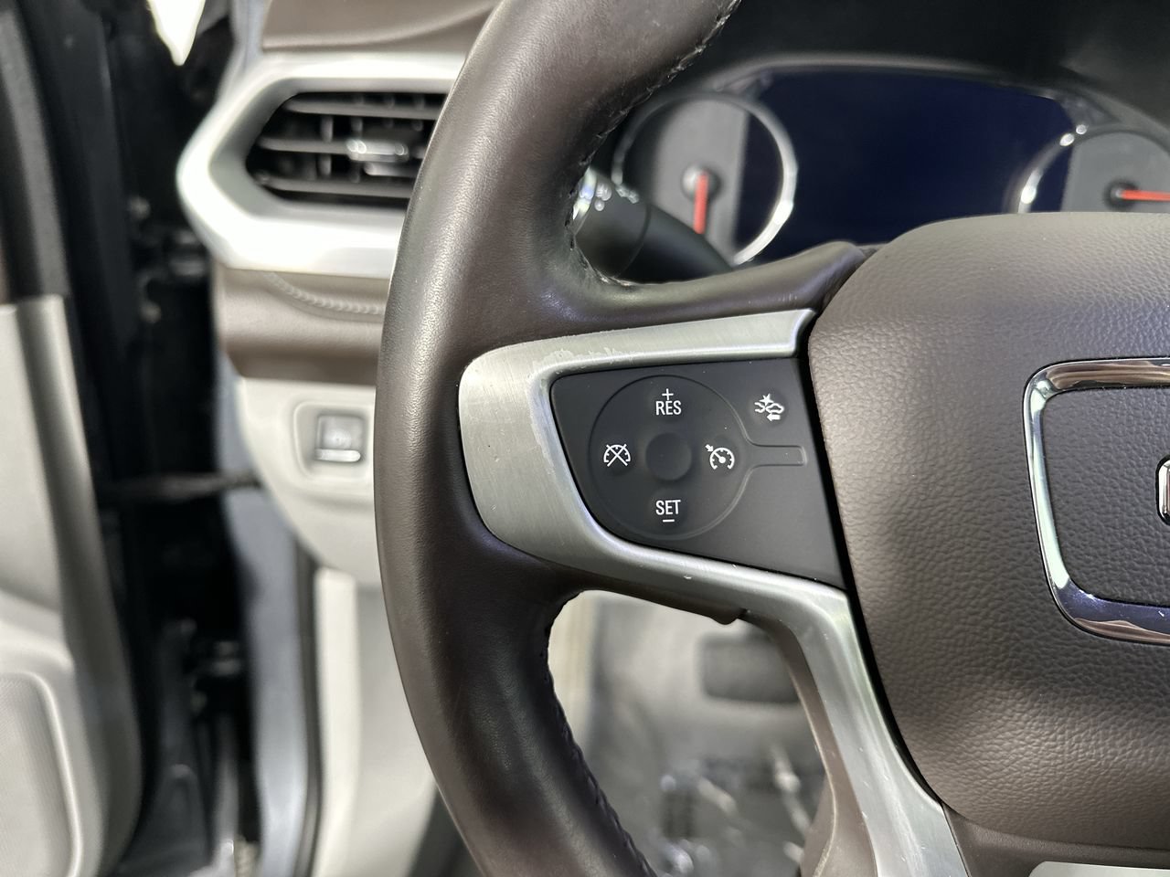 Used 2020 GMC Acadia SLT w/ Driver Alert Package II FWD image 6