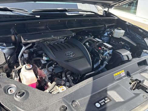 Used 2024 Toyota Highlander XLE AWD/4WD image 18