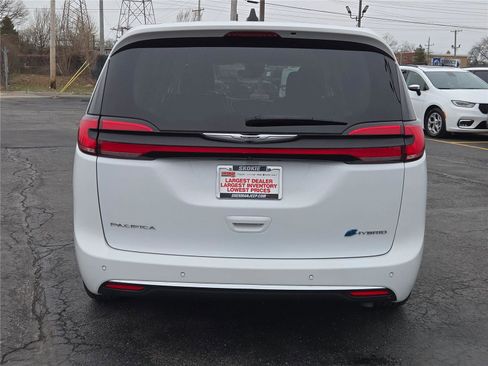 Certified 2024 Chrysler Pacifica Limited FWD image 15