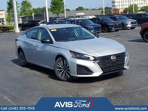 Used 2024 Nissan Altima 2.5 SV FWD image 2