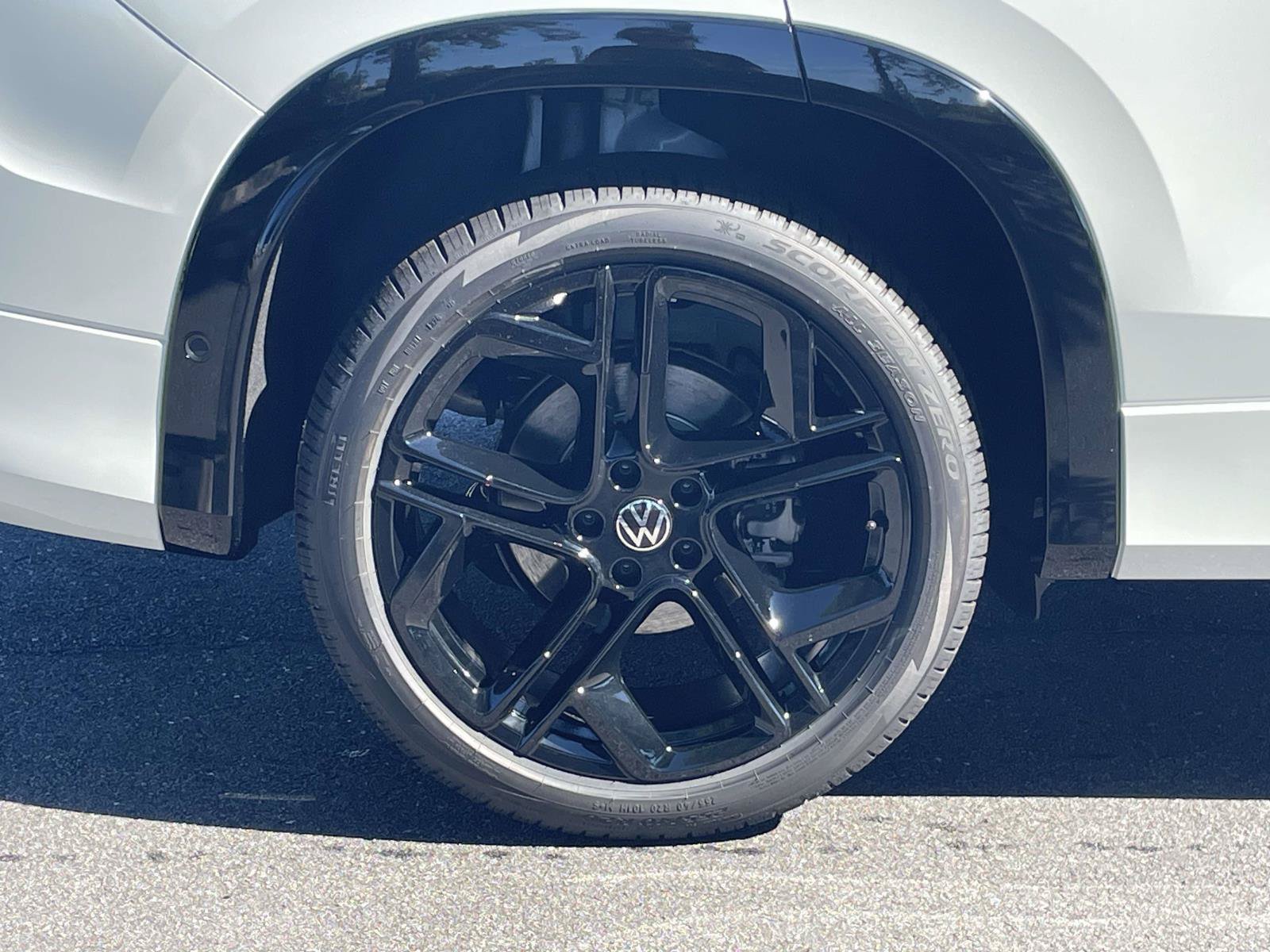 New 2026 Volkswagen Tiguan SE R-Line FWD image 9