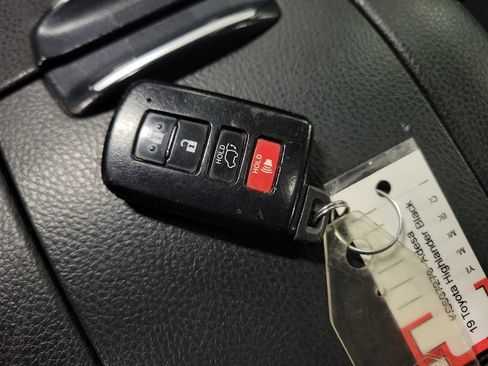 Used 2019 Toyota Highlander SE AWD/4WD image 18