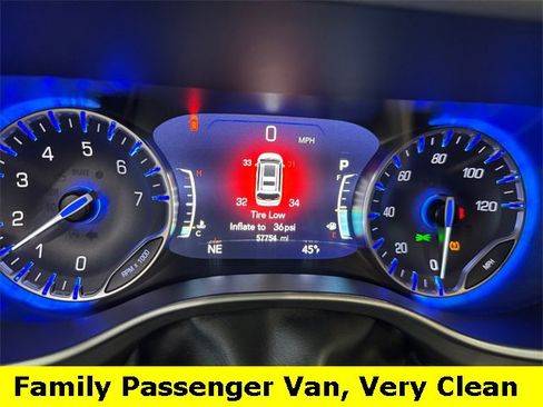 Used 2024 Chrysler Pacifica Touring-L image 4