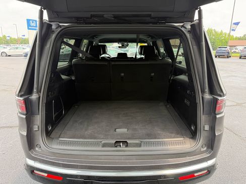 Used 2024 Jeep Wagoneer L Series III w/ Flexible Seating Group AWD/4WD image 8