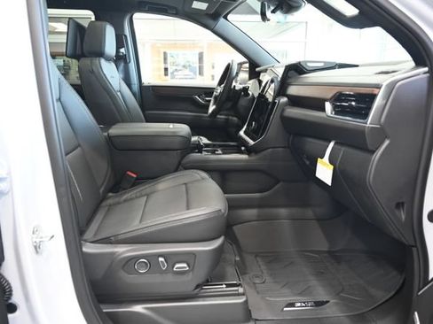 New 2026 GMC Yukon Denali w/ Denali Reserve Package AWD/4WD image 10