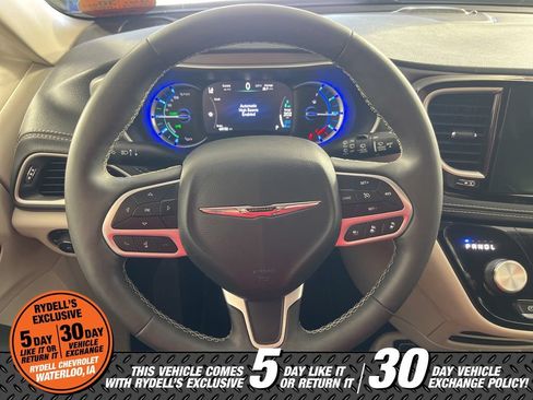 Used 2023 Chrysler Pacifica Touring-L FWD image 25